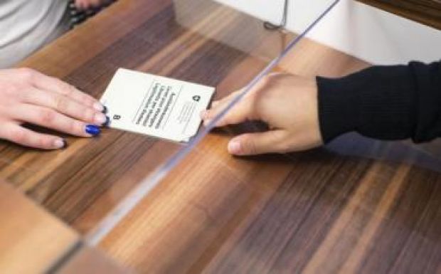 Bevezeti Németország a menekültigazolványt