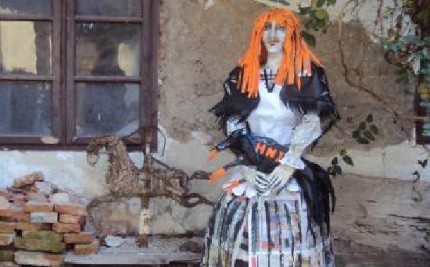 Egyszer sem használatos anyagból készült boszorkány Marosvásárhelyen