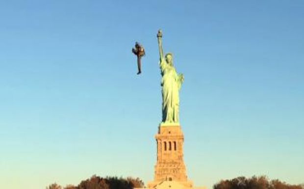 Jetpackkel repülték körbe a New York-i Szabadság-szobrot