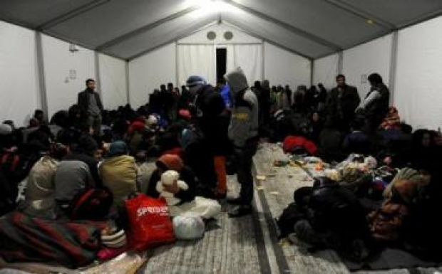 Több mint 10 ezer menekült érkezett a görög-macedón határra