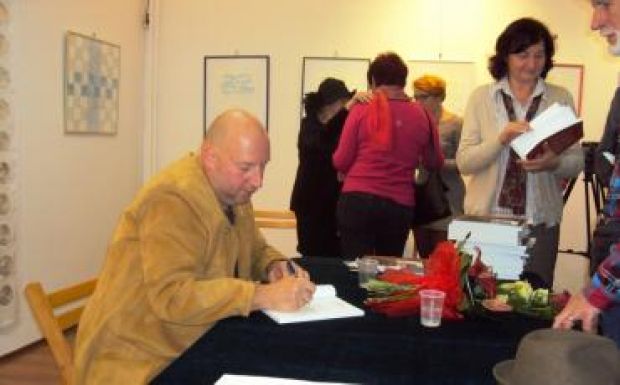 A toronyba zárt anyanyelv Szucher Ervin riportkötetében