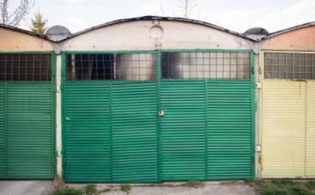 Hadat üzent a sepsiszentgyörgyi önkormányzat a városképet rontó garázsoknak