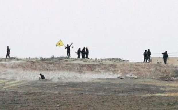 Kurd harcosok elvágták az Iszlám Állam egy fontos utánpótlási vonalát