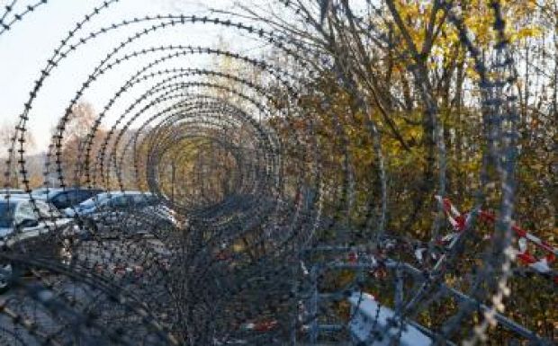 Ausztria egyelőre nem épít 25 kilométeres drótkerítést Spielfeldnél