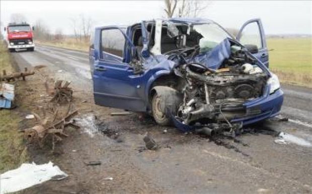 Román kisbusz és magyar autó ütközött, egy ember meghalt