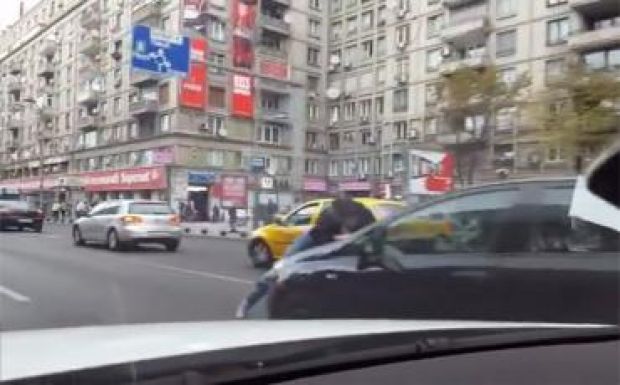 A szélvédőbe kapaszkodva autózott a pórul járt bukaresti sofőr