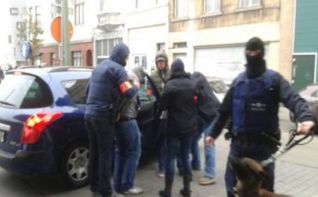 Salah Abdeslam még mindig szökésben van, csak a „taxisait” kapták el