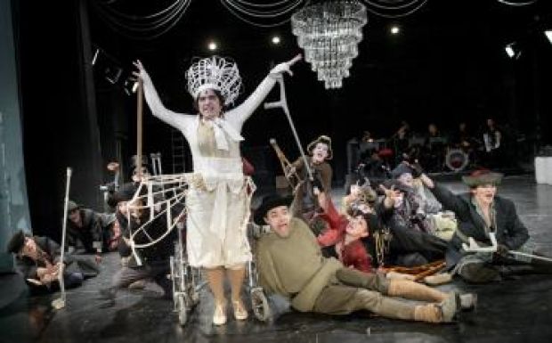 Aradon vendégszerepel a temesvári társulat Koldusoperája