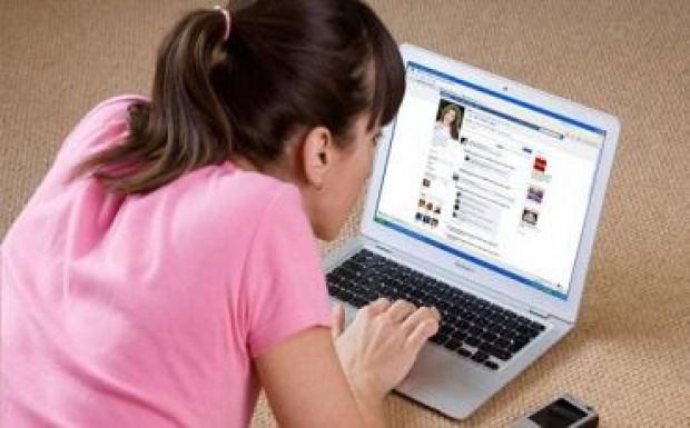 Stresszes lehet a Facebook használata 300 ismerős fölött