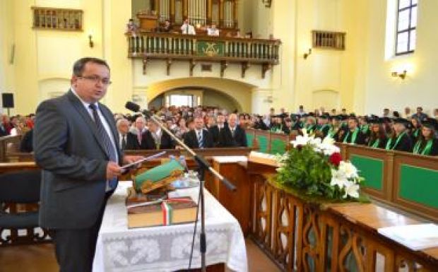 A PKE szenátusa elfogadta a vezetők lemondását