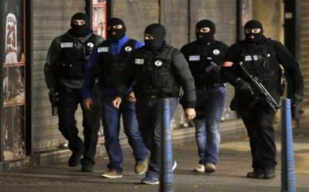 A francia rendőrök szolgálaton kívül is viselhetik fegyverüket