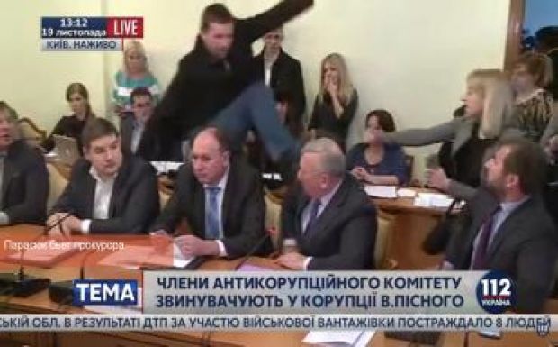 Fejrúgás egy ukrajnai parlamenti bizottsági ülésen