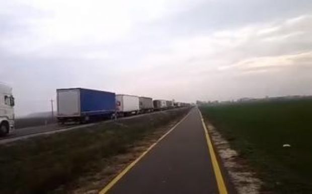 Nyolc órába kerül átkelni a magyar-román határon