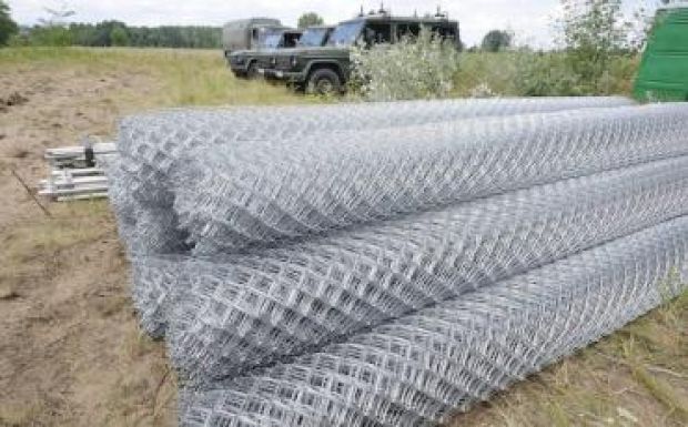 Magyarország 100 kilométer pengés dróttal „kedveskedik” Macedóniának