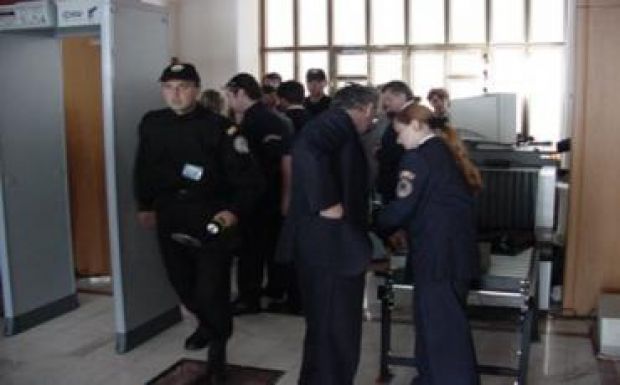 „Allahu Akbar!”-t kiáltott egy férfi a román parlamentnél – őrizetbe vették