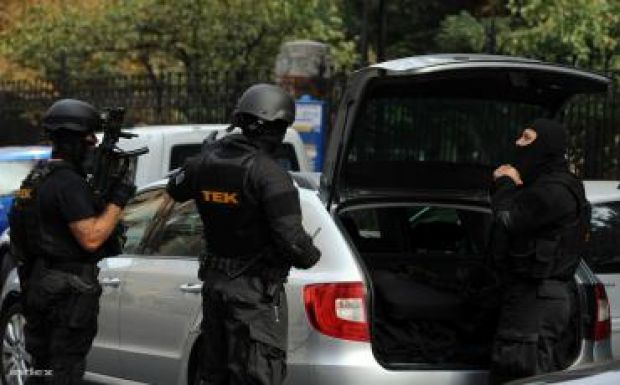 Világháborús relikviákat gyűjtőkre csaptak le a magyar terrorelhárítók