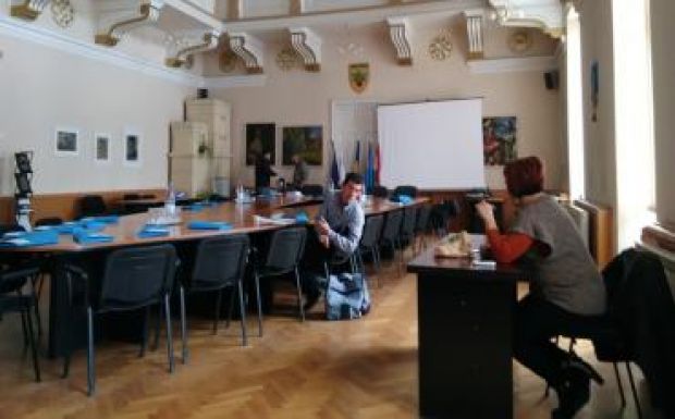 Az ajtót leste Szőke Domokos alpolgármester a csíkszeredai tanácsülésen