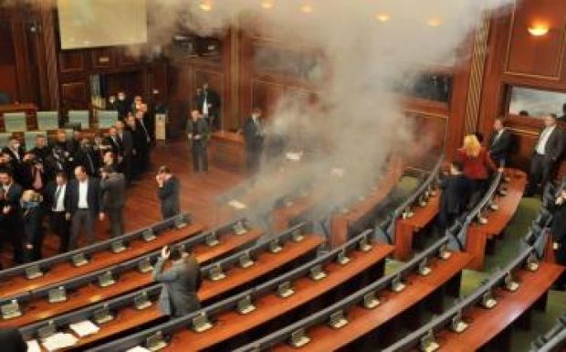 A koszovói ellenzék ismét könnygázzal akadályozta a parlament munkáját