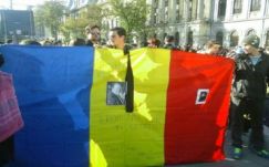 „A közömbösség gyilkol” – ezrek emlékeztek Bukarestben a tűzvész áldozataira