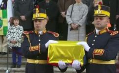 Katonai tiszteletadással szállították a Pelisor-kastélyba Mária román királyné szívét