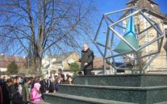 Működésbe lépett kedden a Pszeudoszféra emlékműve Marosvásárhelyen