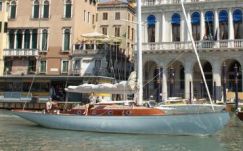 Eladó James Bond jachtja