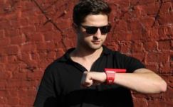 Itt a jövő: megjelent a csuklón hordott számítógép