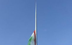 Felvonták, majd félárbócra engedték a lobogót a Parlament előtt