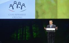 Orbán: az EU nem építheti a jövőjét családok helyett bevándorlásra