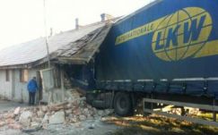 Lakóépületbe rohant egy kamion Szeben megyében