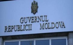 Ady András: Forradalom: itt majdnem, ott palota