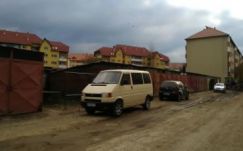 Közel száz pléhgarázst kell lebontani Csíkszeredában 