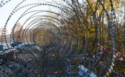 Ausztria egyelőre nem épít 25 kilométeres drótkerítést Spielfeldnél