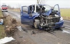 Román kisbusz és magyar autó ütközött, egy ember meghalt