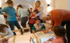 Márton Árpád festőművész vezette A Nagy Rajzolásban a csíkszeredai gyerekeket