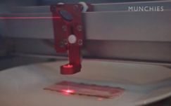 Japánban megépítették a lézeres szalonnasütőt