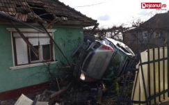 Furcsa baleset: háztetőnek repült a Mercedes  