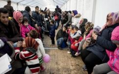 Törvény kötelezi az Orbán-kormányt, hogy forduljon bírósághoz a kvóták miatt