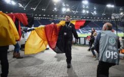 Lefújták a német-holland mérkőzést, evakuálták a stadiont