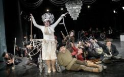 Aradon vendégszerepel a temesvári társulat Koldusoperája