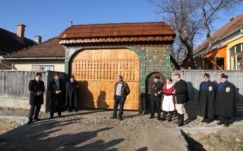 Felújított székely kaput adtak át Csíkdelnén