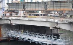 Nagyvárad: kiemelték a Szent László híd 657 tonnás központi lemezét