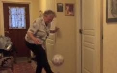 Dekázó 90 éves nagyi az internet kedvence