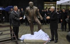 Egész alakos szobrot kapott Debrecenben a januárban elhunyt Buzánszky Jenő 