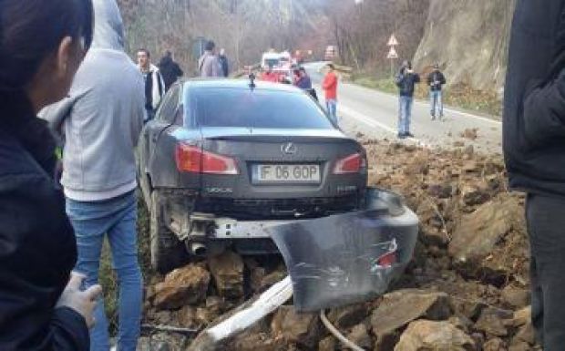 Majdnem agyonütöttek egy autóst a lehulló szikladarabok az Olt völgyében