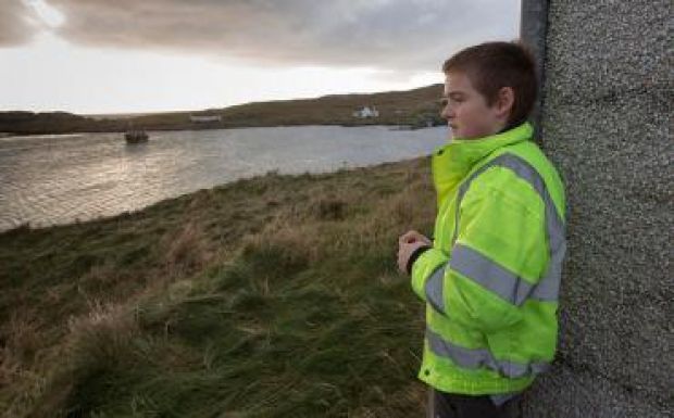 Egy óceáni szigeten él a legmagányosabb kisfiú