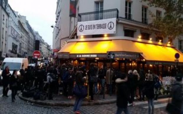 Újranyitott Párizsban az egyik bár, amelynek terasza a terroristák célpontja volt