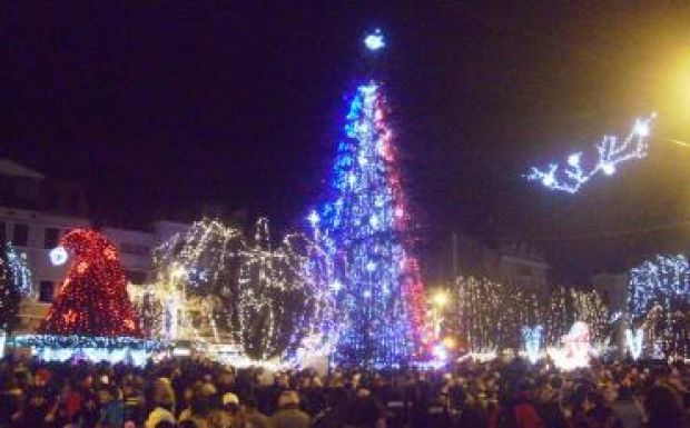 Díszfényben tündököl Marosvásárhely főtere