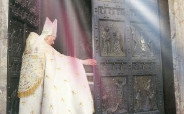 Kitárta a szent kaput Ferenc pápa a rászorulók előtt