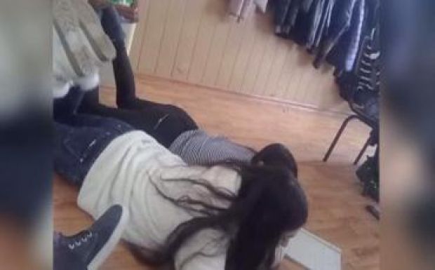 Büntetésből földön fekve írtak az órán egy Buzău megyei iskola diákjai